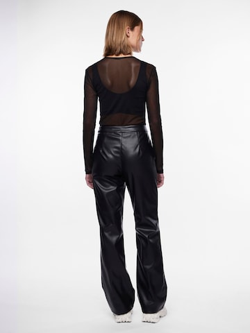 évasé Pantalon 'NICHA' PIECES en noir