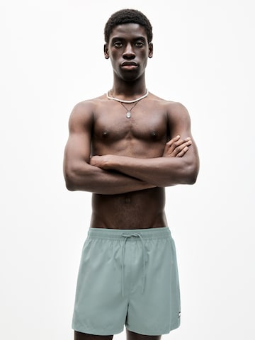 Pull&Bear Plavecké šortky – zelená: přední strana