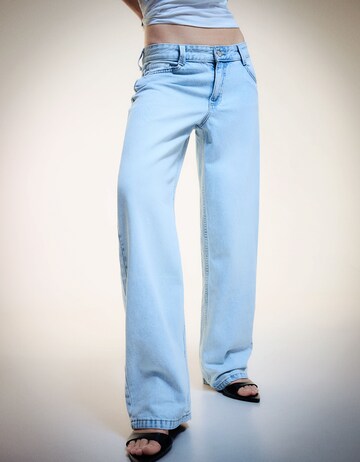 Baggy Jeans de la Bershka pe albastru: față