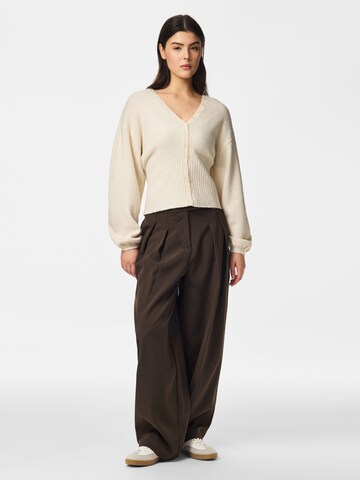 Cardigan 'PCSally' PIECES en beige