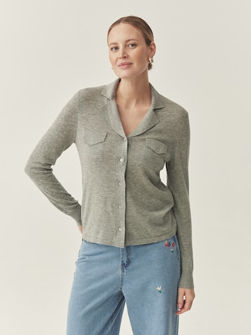 TATUUM - Camisa em cinzento: frente