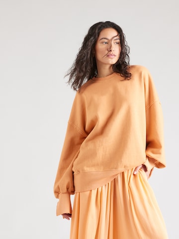 Sweat-shirt 'Nola' ABOUT YOU x Kamila Šikl en orange : devant
