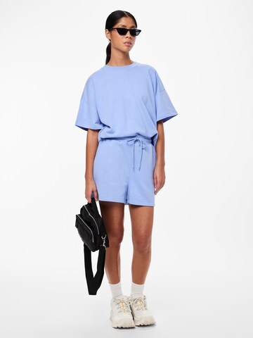 PIECES Regular Shorts 'Chilli' in Blau