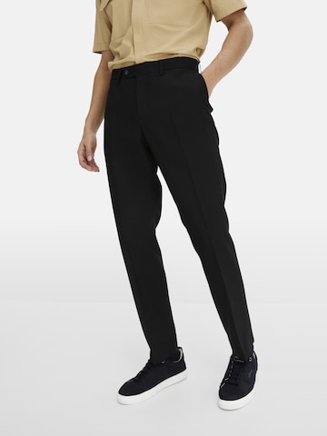 bonprix Regular Bügelfaltenhose in Schwarz: Vorderseite