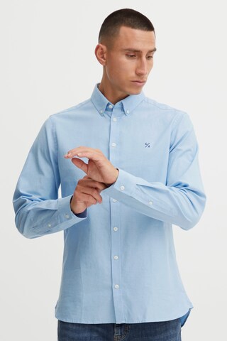 Coupe regular Chemise 'Anton' Casual Friday en bleu : devant