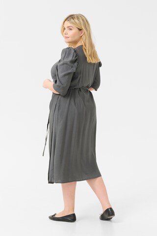 Robe 'Miri' KAFFE CURVE en gris
