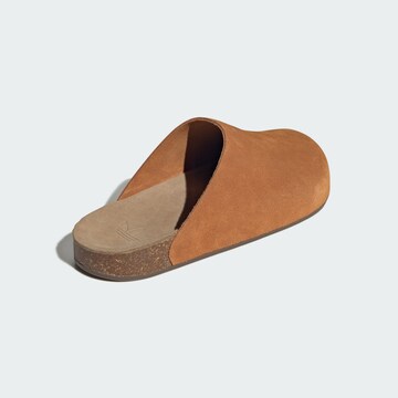 ADIDAS ORIGINALS - Sapato aberto 'Adilette' em castanho