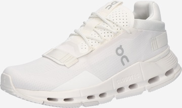 Sneaker bassa 'Cloudnova 2' di On in bianco: frontale