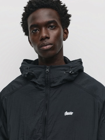 Pull&Bear Övergångsjacka 'STWD' i svart