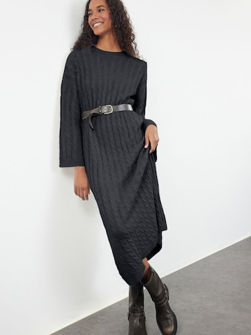 Trendyol - Vestido de malha em cinzento: frente