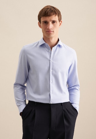 Coupe slim Chemise business 'Smart Essentials' SEIDENSTICKER en bleu : devant