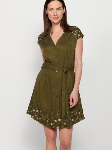 KOROSHI - Vestido camisero en verde: frente