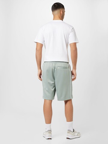 Nike Sportswear - regular Pantalón en verde