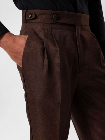 Antioch Tapered Bundfaltenhose in Braun