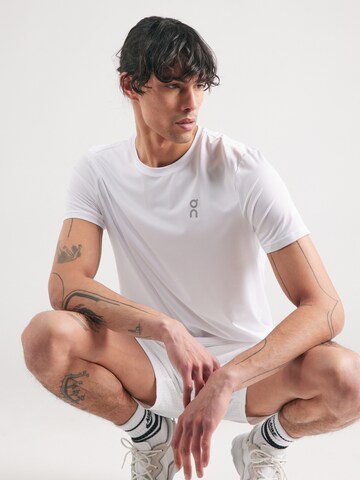 Maglia funzionale 'Core' di On in bianco: frontale