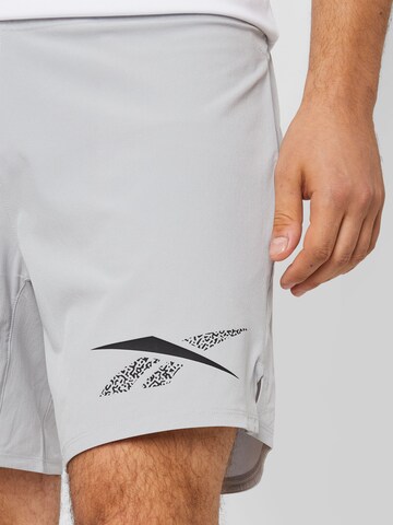 Reebok Regular Sportshorts in Grau