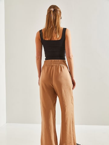 Bianco Lucci - Pierna ancha Pantalón en marrón