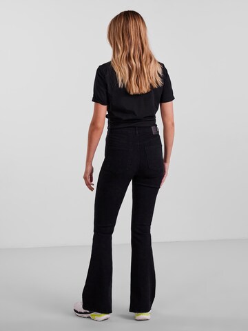 PIECES Flared Jeans 'Peggy' in Schwarz