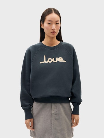 Thinking MU Sweatshirt 'Love Bonnie' (GOTS) in Blau: Vorderseite