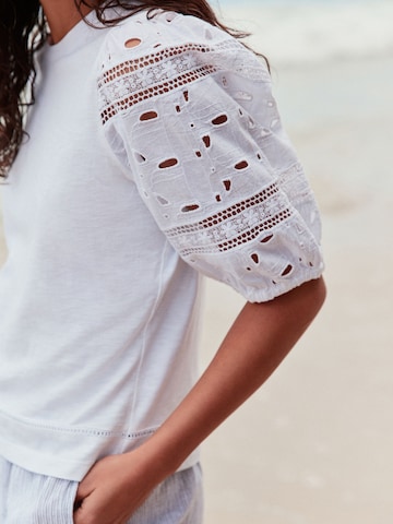 Tricou de la Next pe alb