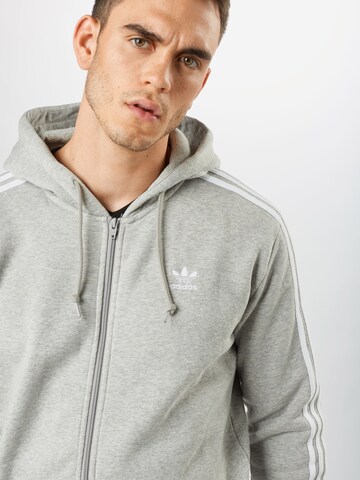 ADIDAS ORIGINALS - Ajuste regular Sudadera con cremallera '3-Stripes' en gris