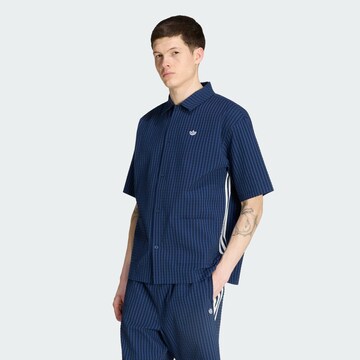 ADIDAS ORIGINALS - Ajuste confortable Camisa 'Resort' en azul: frente