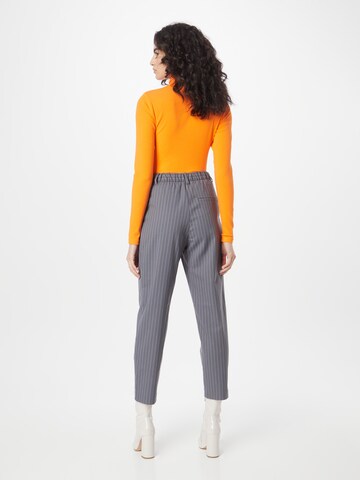 Monki Regular Pleat-Front Pants in Grey