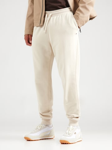 TOMMY HILFIGER Tapered Παντελόνι 'ESSENTIAL' σε μπεζ: μπροστά