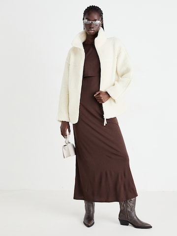 Gina Tricot Jopa iz flisa 'Pile' | bež barva