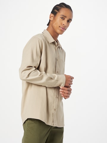 Regular fit Camicia 'Skjortas' di ARMEDANGELS in beige: frontale