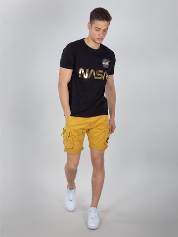 regular Pantaloni cargo di ALPHA INDUSTRIES in giallo