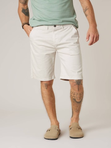 Deeluxe Regular Shorts 'Varty' in Grau: Vorderseite