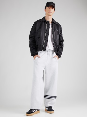 ADIDAS ORIGINALS - Pierna ancha Pantalón en gris