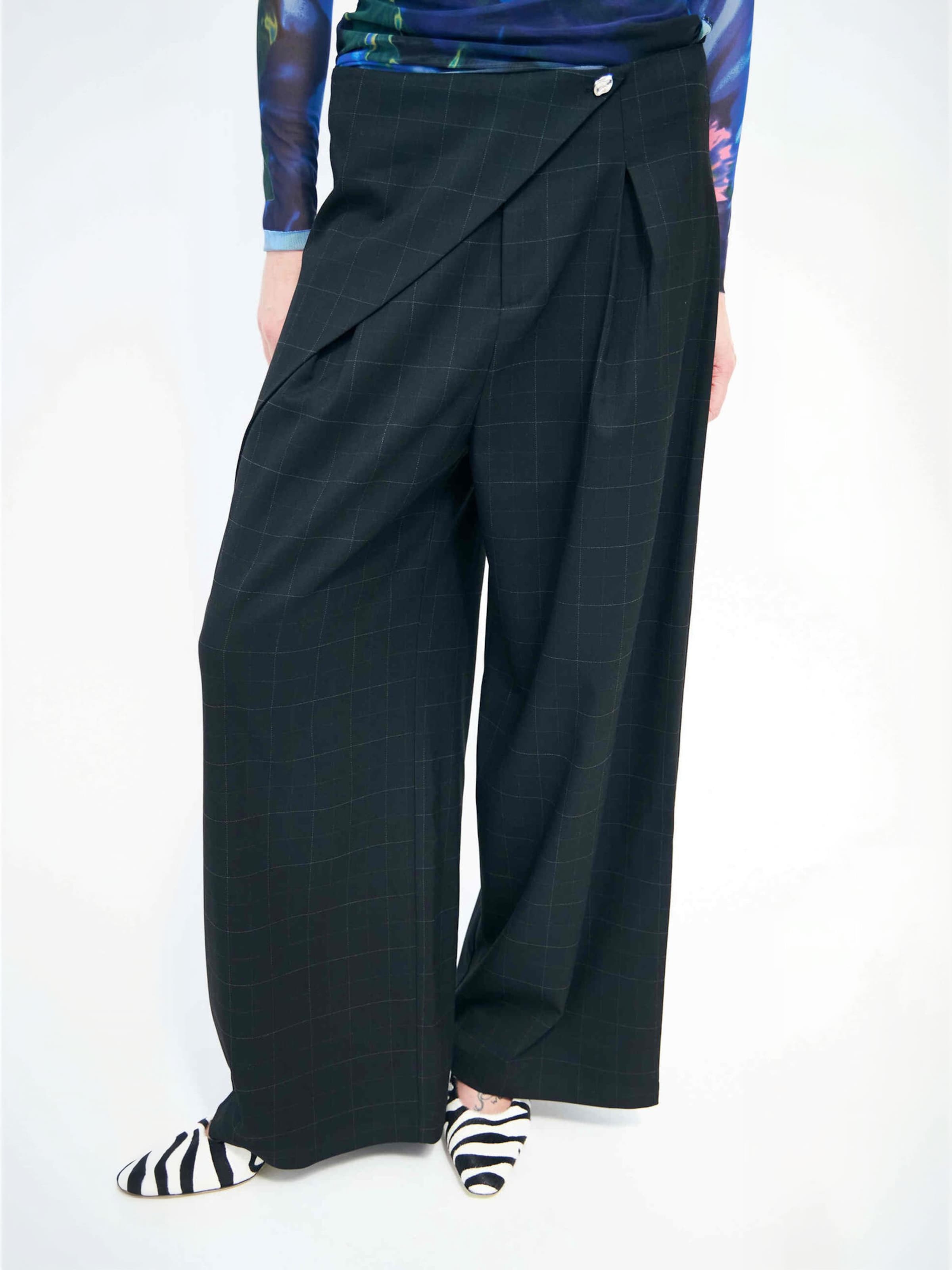 regular Pantaloni ' Aishecras ' di Crās in grigio: frontale