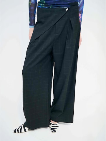 regular Pantaloni ' Aishecras ' di Crās in grigio: frontale