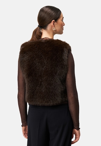 zero Vest in Brown