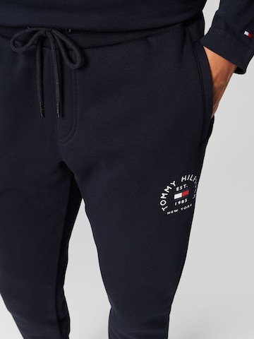 TOMMY HILFIGER Tapered Broek in Blauw