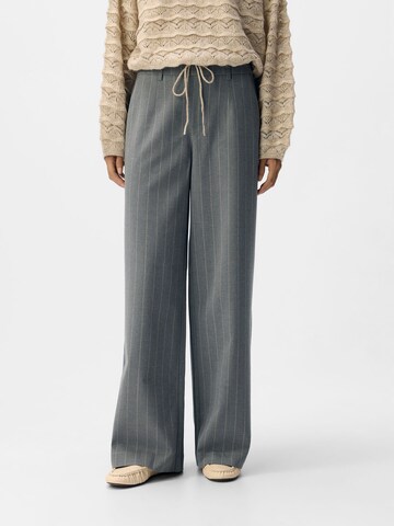 Wide leg Pantaloni 'OBJLISA' di OBJECT in grigio: frontale