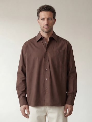 ARMIE Comfort fit Overhemd 'Dennis' in Bruin: voorkant