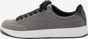 Sneaker bassa di Pull&Bear in grigio: frontale