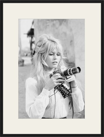 Liv Corday Bild 'Brigitte with Her Camera' in Schwarz: predná strana