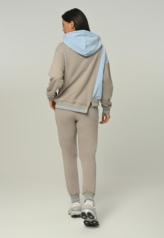 Tom Barron Trainingsanzug mit asymmetrischem Design und Aufdruck in Grau