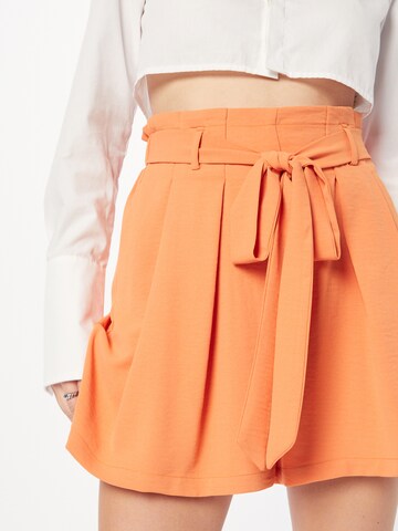 ABOUT YOU Široke hlačnice Hlače z naborki 'Lia' | oranžna barva