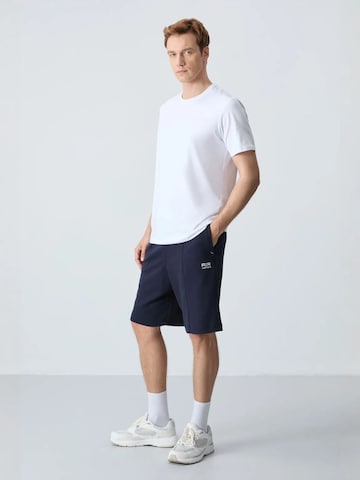 Tommy Life Regular Shorts in Blau: Vorderseite