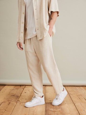 Effilé Pantalon 'John' DAN FOX APPAREL en beige : devant