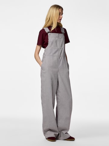 PIECES Regular Hängselbyxa 'PCAllo' i röd