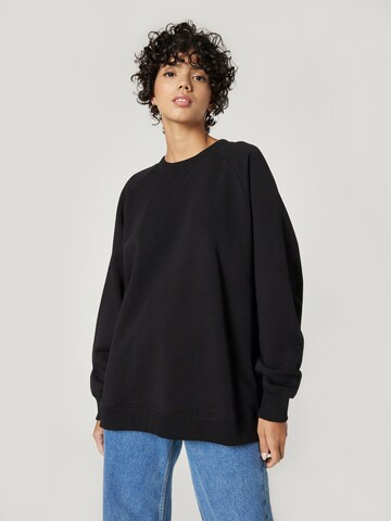 A LOT LESS Sweatshirt 'Lena' i svart: framsida