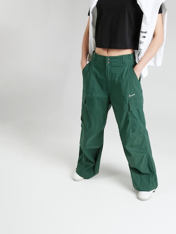 Nike Sportswear Laiad sääred Klapptaskutega püksid, värv roheline