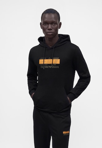 EA7 Emporio Armani Sweatshirt 'TRAIN' i svart: framsida