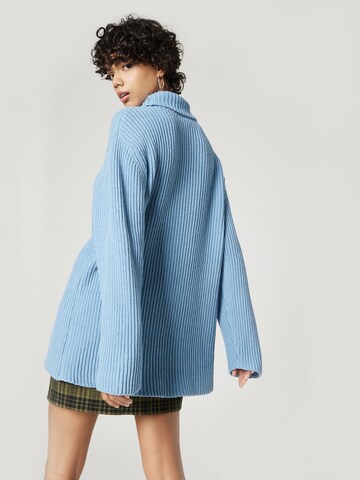 A LOT LESS Pullover 'Caro' in Blau